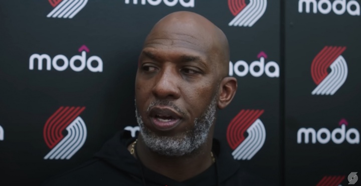 Billups:Yang Hansen在防守中有点落后 但他的表现仍然与我的期望保持一致
